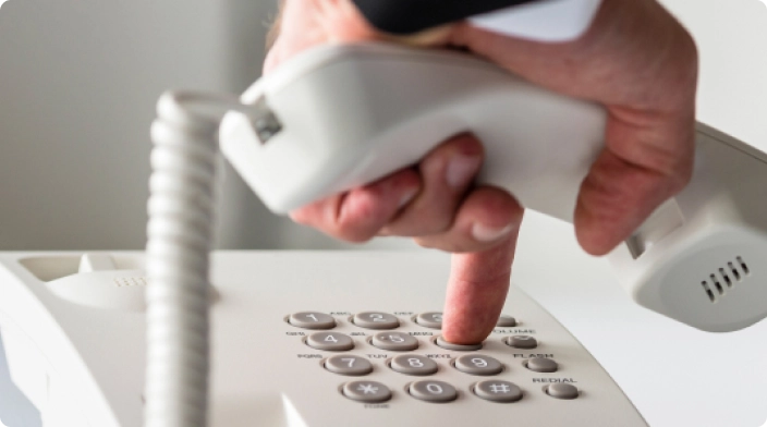 Рука набирает номер телфона.